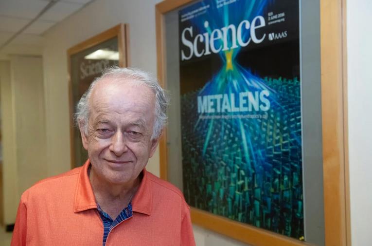 哈佛大学Federico Capasso教授及其在Science期刊上发表的超构透镜封面文章
